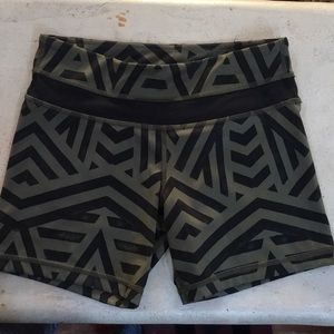 Lululemon hot short rad geo print